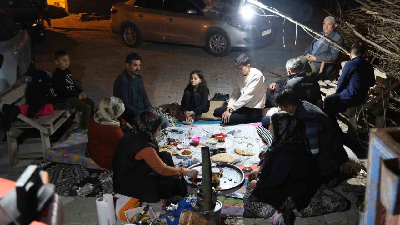 Sulusaray'da vatandalar geceyi darda geiriyor