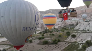 Kapadokya'da balonlar Trk bayraklaryla utu