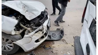 Otomobil park halindeki araçlara çarptı