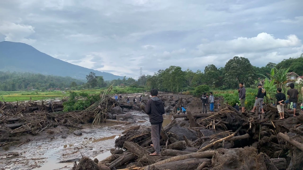Endonezya'daki sel ve toprak kaymas 52 can ald