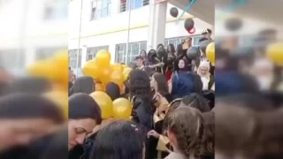 Mezuniyet kutlamasnda helyum gazl balon patlad