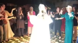 Disko topunun gelinin stne dt anlar kamerada