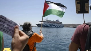 İsrailli turistleri taşıyan gemi Rodos Adası’nda protesto