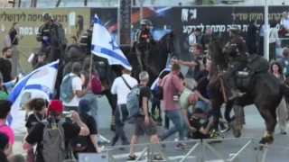Bat Kudste Netanyahu hkmetinin istifas ve erken seim talebiyle dzenlenen gsteriye polis mdahalesi