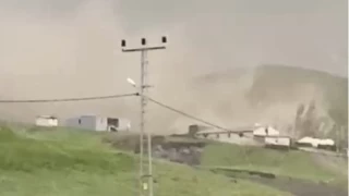 Kars'ta iddetli rzgar atlar uurdu