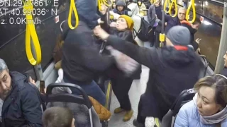 Otobüste yer isteyen kadına yumruklu saldırı kamerada