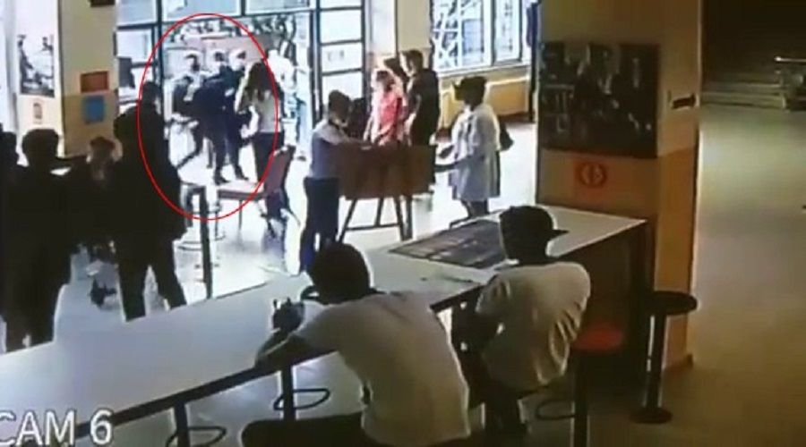 Bayılan öğrenciyi Beşiktaş Kaymakamı kucağında taşıdı