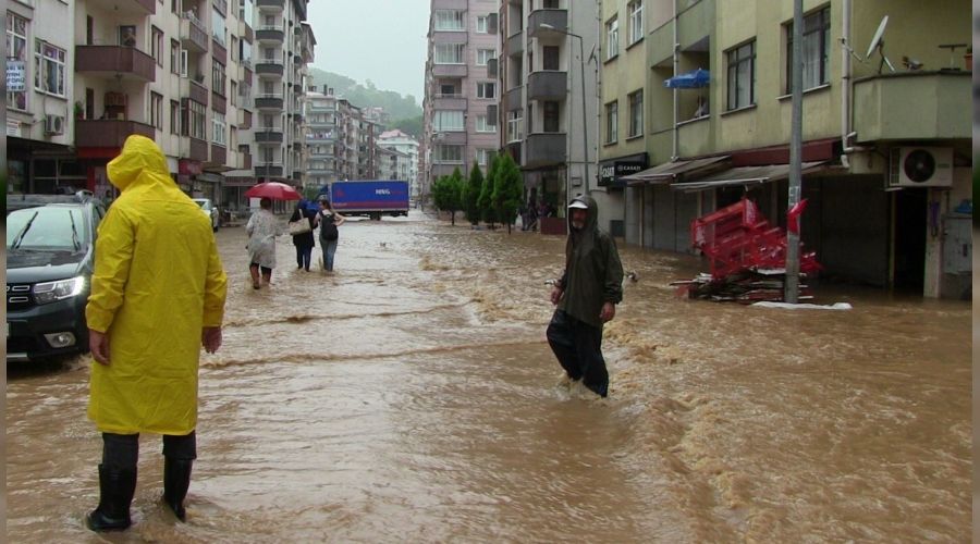 Arhavi ilçe merkezinde sokaklar yine göle döndü