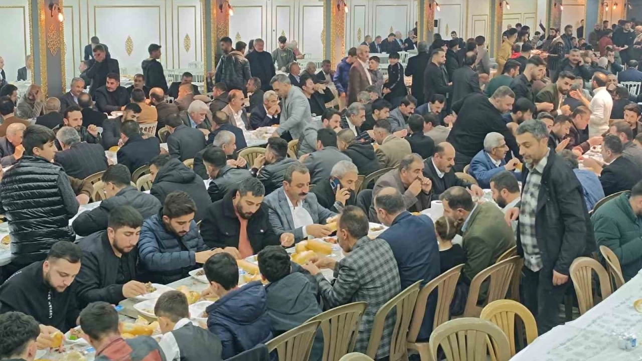 Airet dnnde 100 koyun kesildi: Geline kilolarca altn, damada ise milyonlarca lira takld