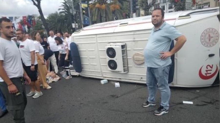 Fatih'te ambulans devrildi: 3 yaralı