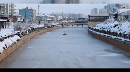 Kızılırmak'ı buz tuttu