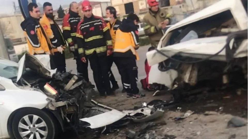 Band�rma'da 4 ara�l� zincirleme kaza: 1 �l�, 1 yaral�