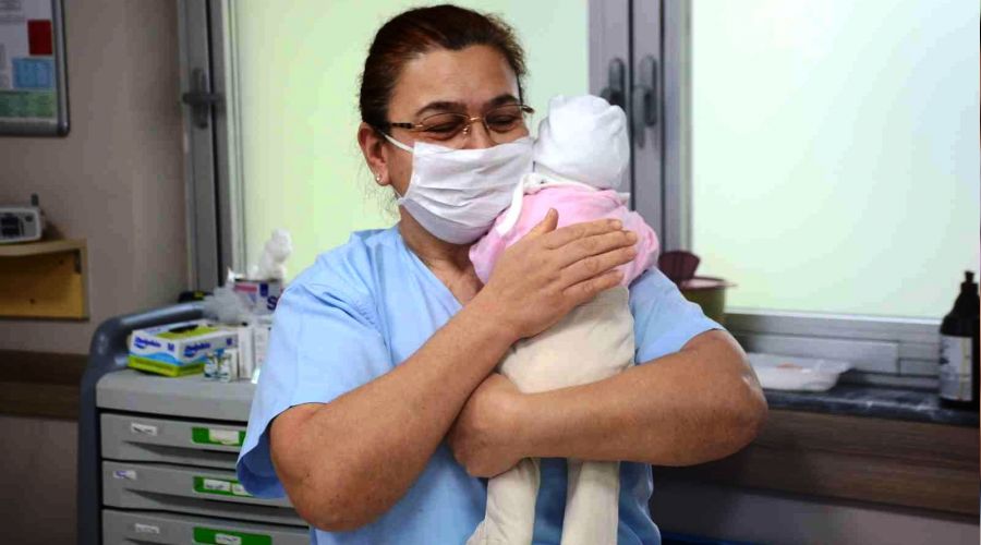 Çantada bulunan bebeğe devlet sahip çıktı