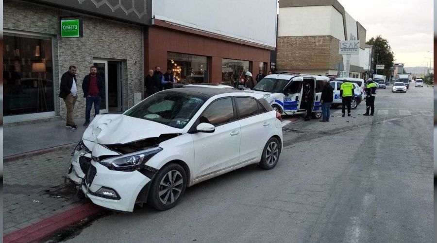 Otomobil ile polis otosu çarpıştı