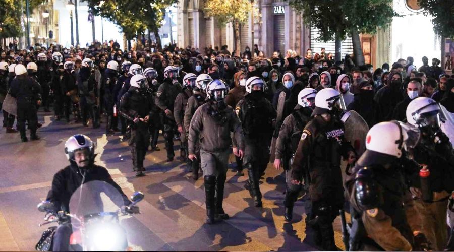 Yunanistan'da polis �iddetine kar�� halk sokaklarda