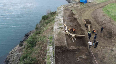 900 yıllık tarihi kalede kafatası olmayan iskelet bulundu