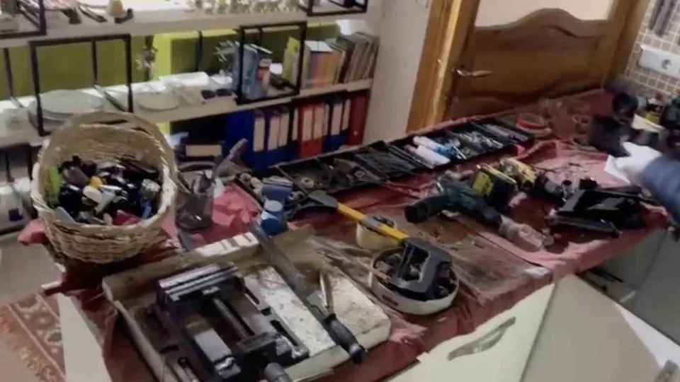 Ev, DEA� ba�lant�l� silah imalathanesi ��kt�