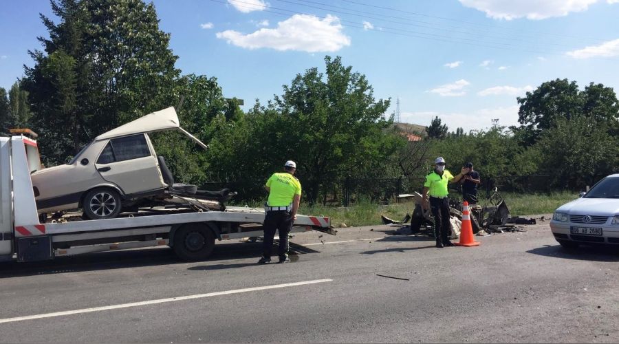 Makas atan otomobil ortadan ikiye bölündü