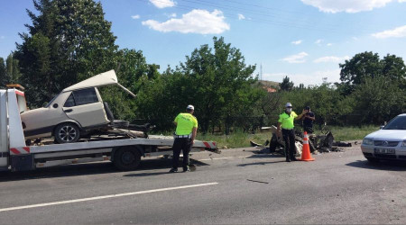 Makas atan otomobil ortadan ikiye bölündü