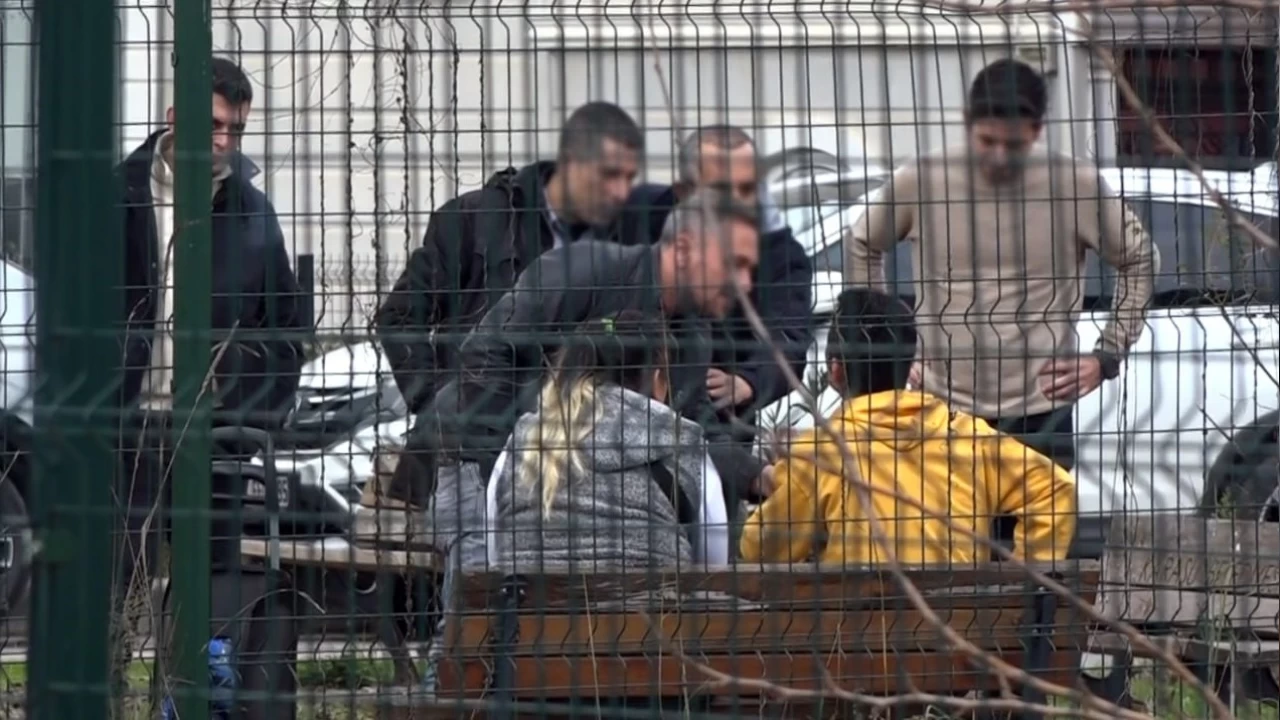 Parkn ortasnda kz arkadan silahla rehin ald