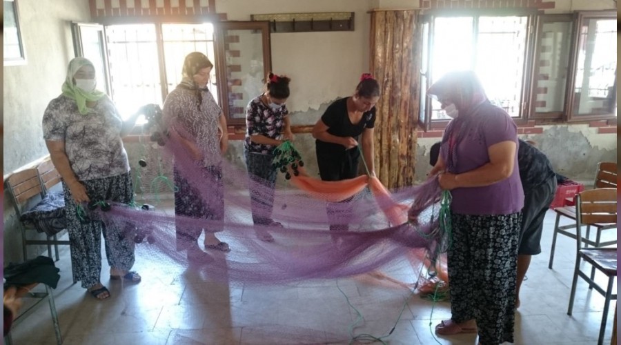 Ser�inli kad�nlar bal�k a�� �r�yor