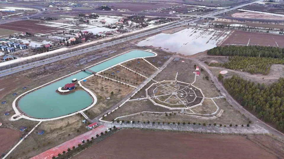 Sivas'ta ya�mur sular� ikiz g�let olu�turdu