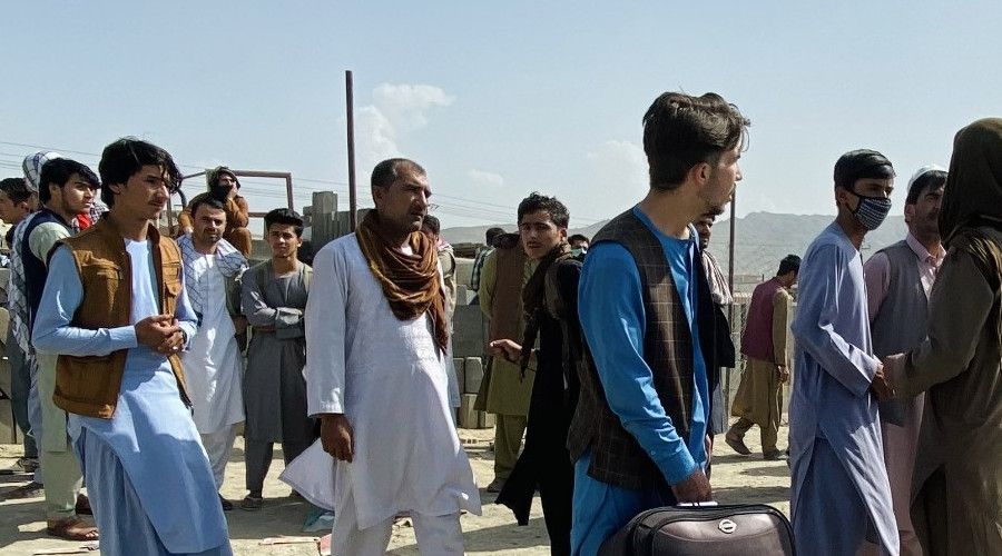 Afgan halk�n�n Kabil Havaliman�'ndaki bekleyi�i s�r�yor