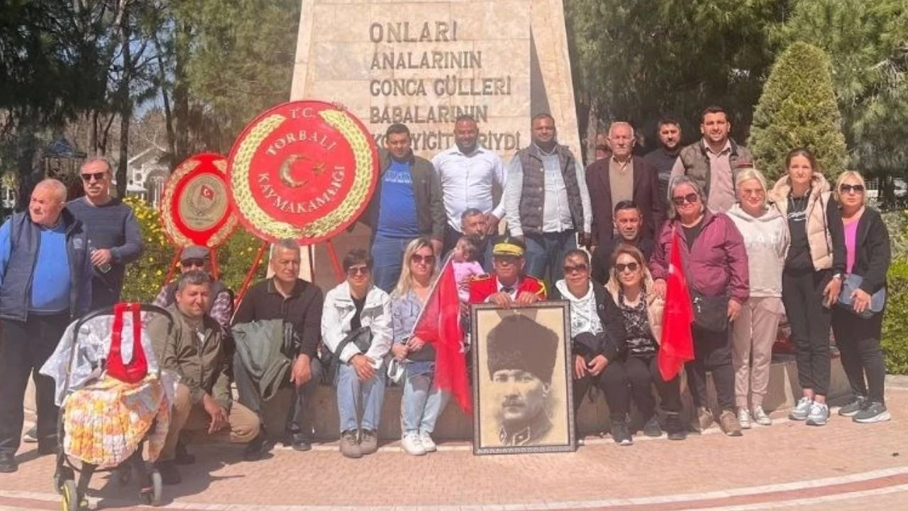 AKP İlçe Başkanı'nın İzmir Marşı çalmasına engel olduğu bando şefi oturma eylemi başlattı