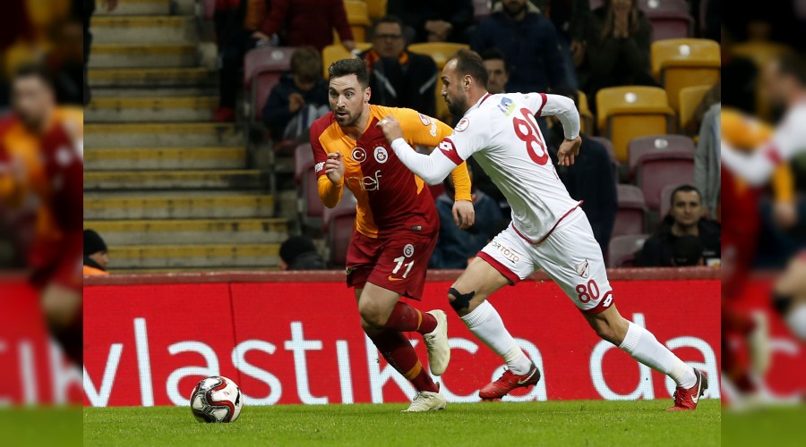 Aslan kupada avantaj peşinde
