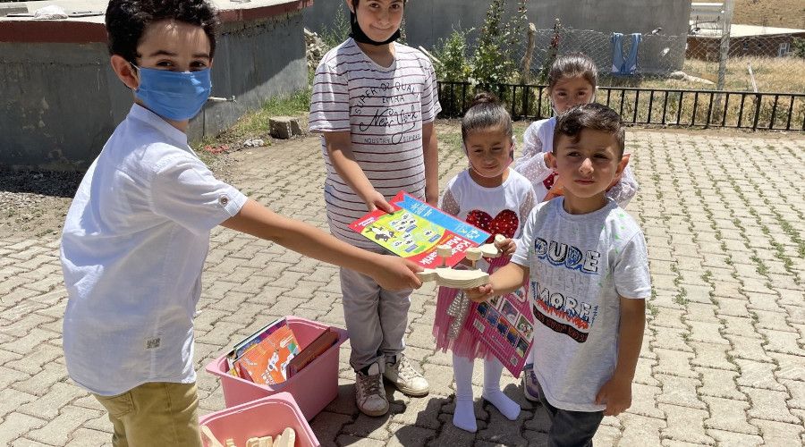 B�LSEM ��rencileri yapt�klar� ah�ap oyuncaklar� k�y �ocuklar�na hediye etti