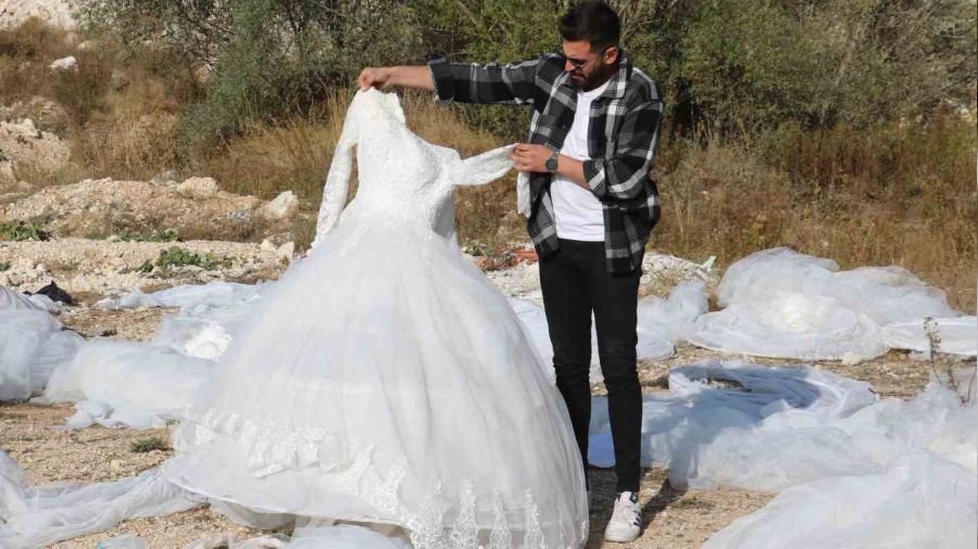 Dere kenar�na at�lan �ok say�da gelinlik, g�renleri hayrete d���rd�