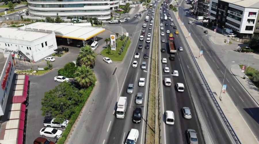 Kaçan kurbanlık dana trafiği birbirine kattı