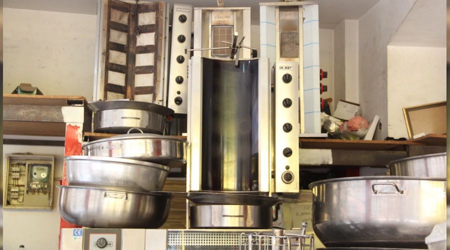 Kapanan i�yerlerinin malzemeleri sat��ta