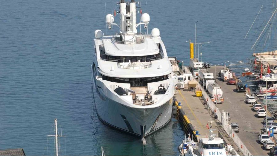 Kazak milyarderin mega yatı Fethiye'ye geldi