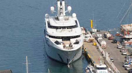 Kazak milyarderin mega yatı Fethiye'ye geldi
