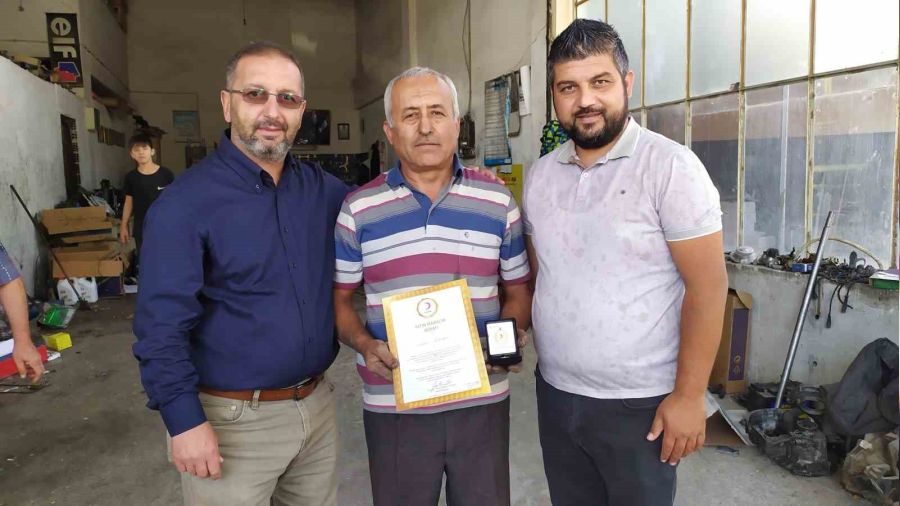 Kızılay'a 35 kan bağışı yapan bağışçıya altın madalya verildi