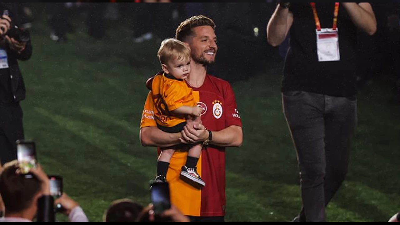 Mertens Galatasaray'a kaldı