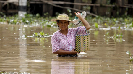 Myanmar'daki seller 27 bin kişiyi yerinden etti