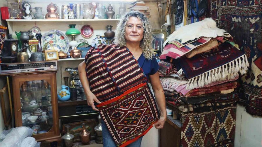 O, T�rkiye'nin ilk kad�n hal� tamircisi