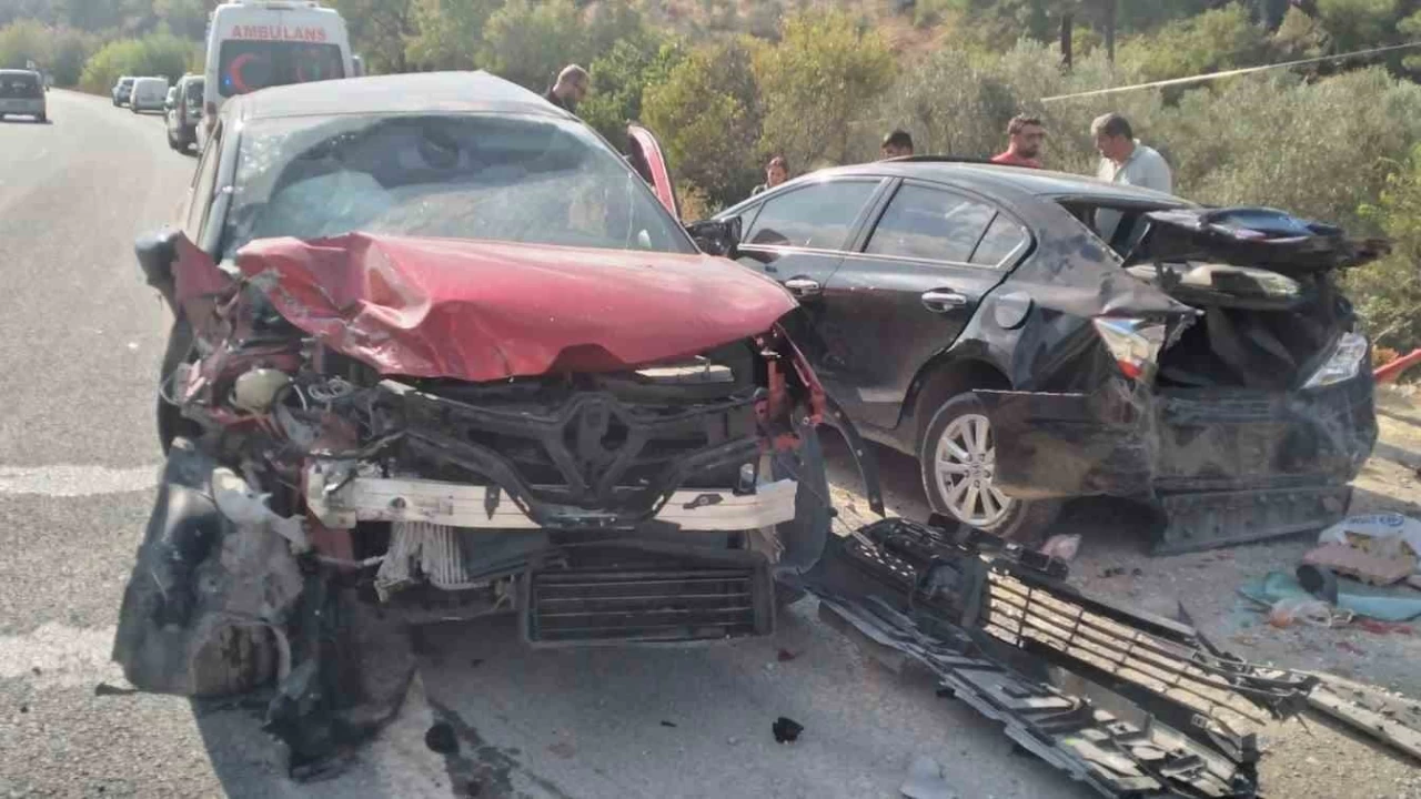 Otomobil park halindeki araçlara çarptı: 7 yaralı