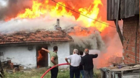 Sinop'ta çıkan yangında 5 ev kül oldu