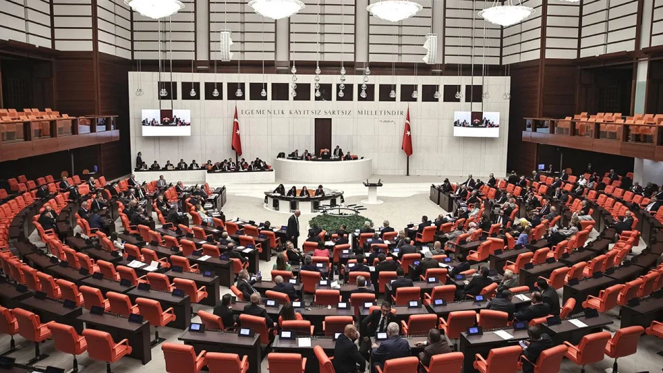 TBMM'de sandalye da��l�m� de�i�ti