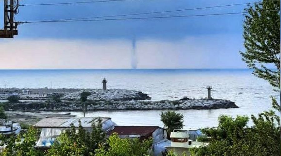 Tekkeönü sahilinde hortum oluştu