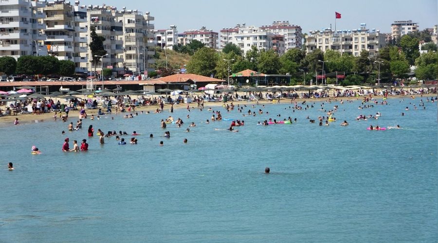 Yumurtalık sahili doldu taştı