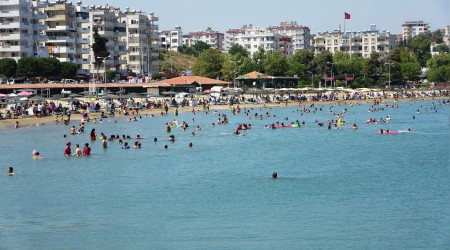 Yumurtalık sahili doldu taştı