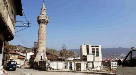 6 asırlık yapının minaresi var camisi yok