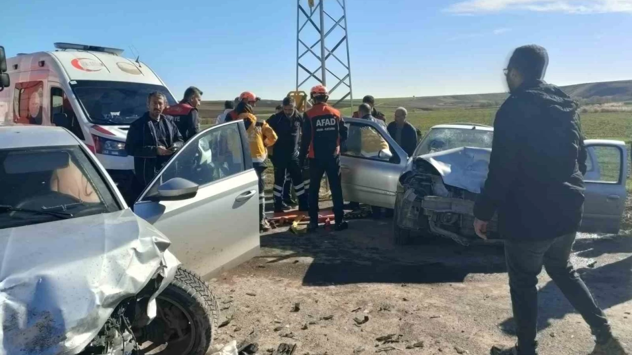 Adıyaman'da otomobiller kafa kafaya çarpıştı: 1 ölü, 3 yaralı