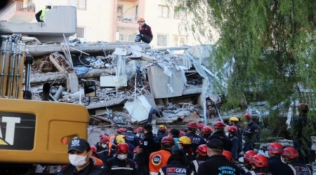 Enkaz altındaki anne ve dört çocuğuyla irtibat sağlandı