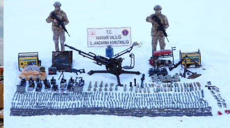 Hakkari kırsalında silah ve mühimmat ele geçirildi