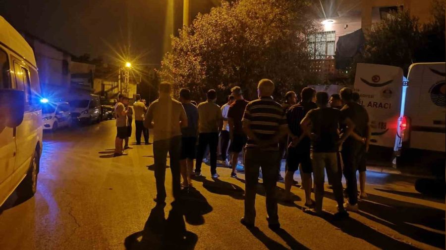 İşten dönen adam karısını boğazı kesilmiş halde buldu